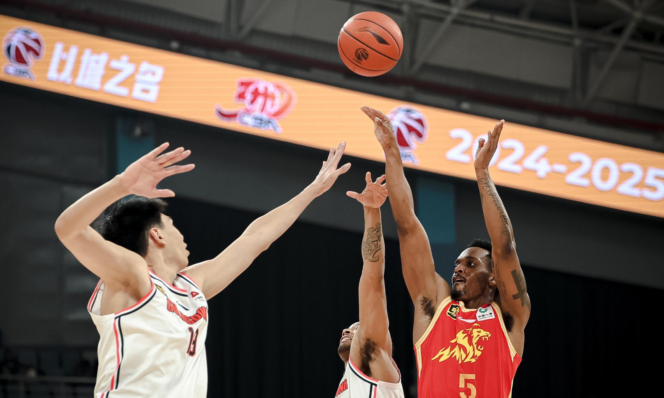 广厦男篮关键时刻复出首秀辽宁本钢篮板制胜备战CBA季后赛之后，马赛围绕社区盾回应争议(辽宁男篮vs广厦男篮全场回放)